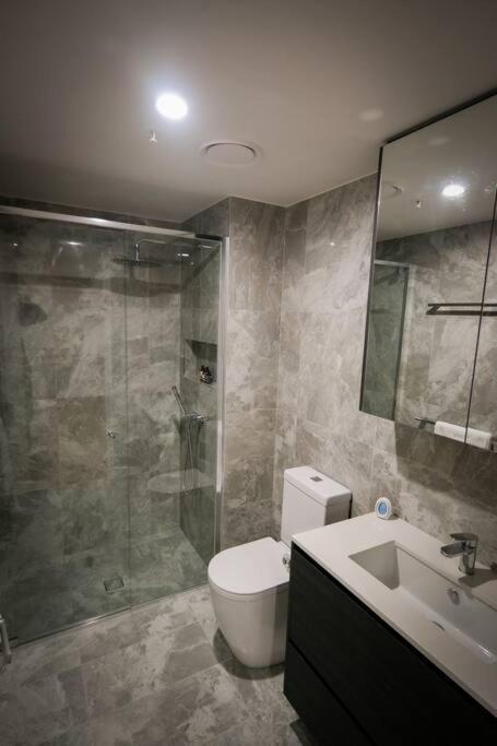 Braddon 1br Apt, Wifi, Secure Parking, Amazing Location Apartment *