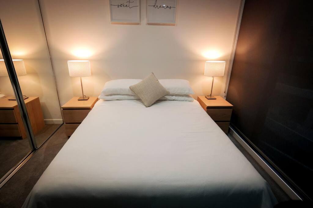 Braddon 1br Apt, Wifi, Secure Parking, Amazing Location *